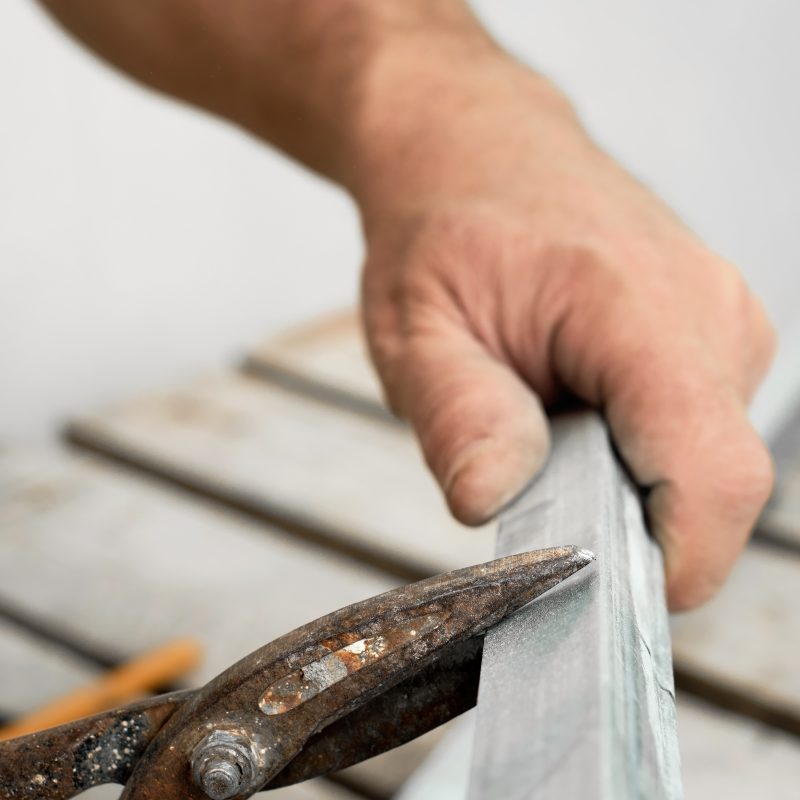 Travail manuel d’un artisan local pour des finitions sur mesure dans le cadre de travaux extérieurs actualités