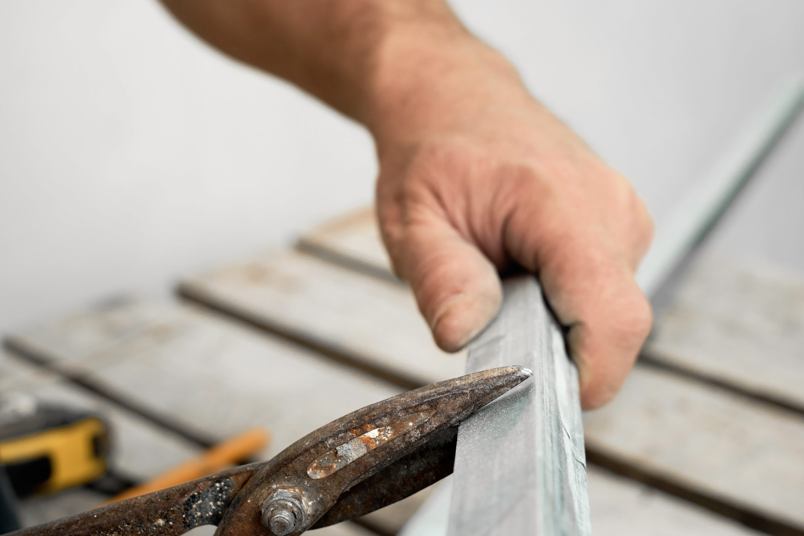 Travail manuel d’un artisan local pour des finitions sur mesure dans le cadre de travaux extérieurs actualités