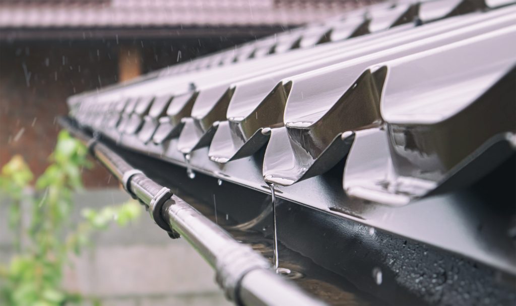 Gouttière sous la pluie zinguerie Haute-Savoie